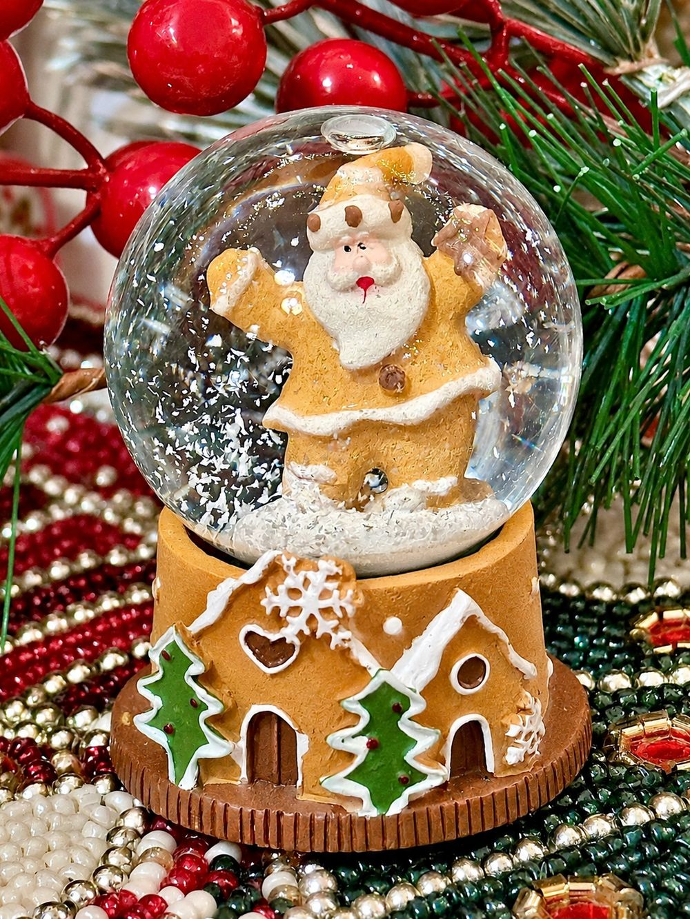 Mini boule à neige Père Noël Pain d’Épices, vue rapprochée.
