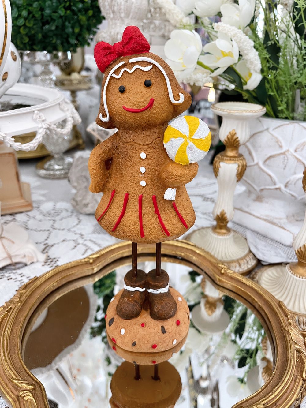 Figurine Mme Gingerman vue de face, avec nœud rouge et sucette jaune et blanche.