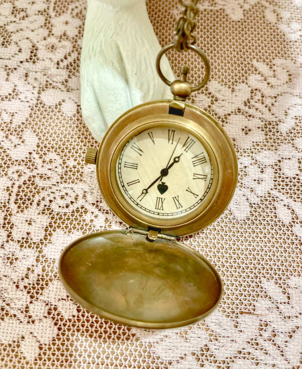 Montre de gousset vintage inspirée d'Alice au Pays des Merveilles avec chaîne bronze, accessoire féérique et romantique pour décoration de charme ou collection