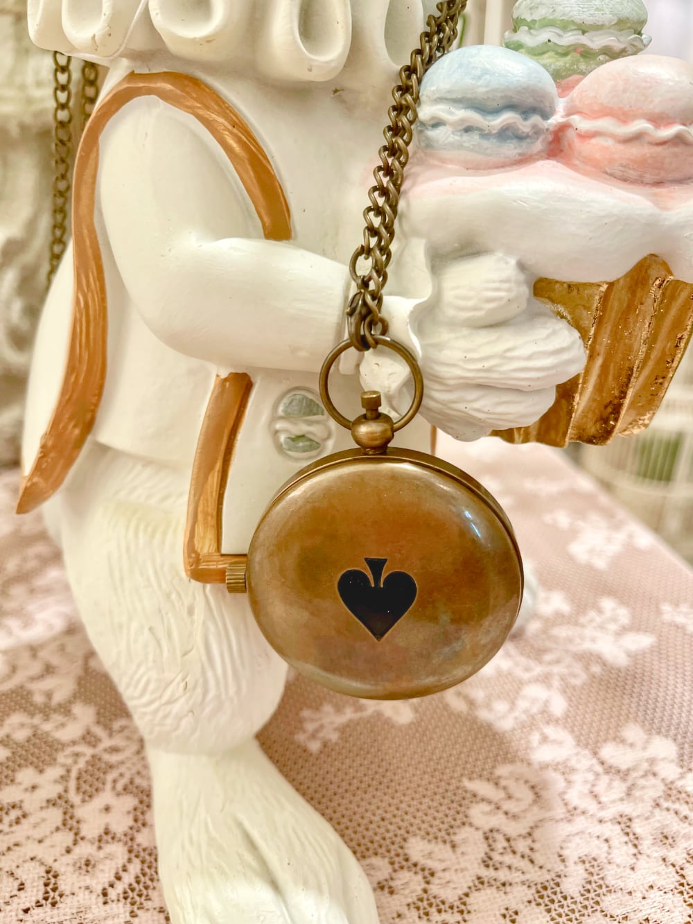 Montre de gousset vintage inspirée d'Alice au Pays des Merveilles avec chaîne bronze, accessoire féérique et romantique pour décoration de charme ou collection