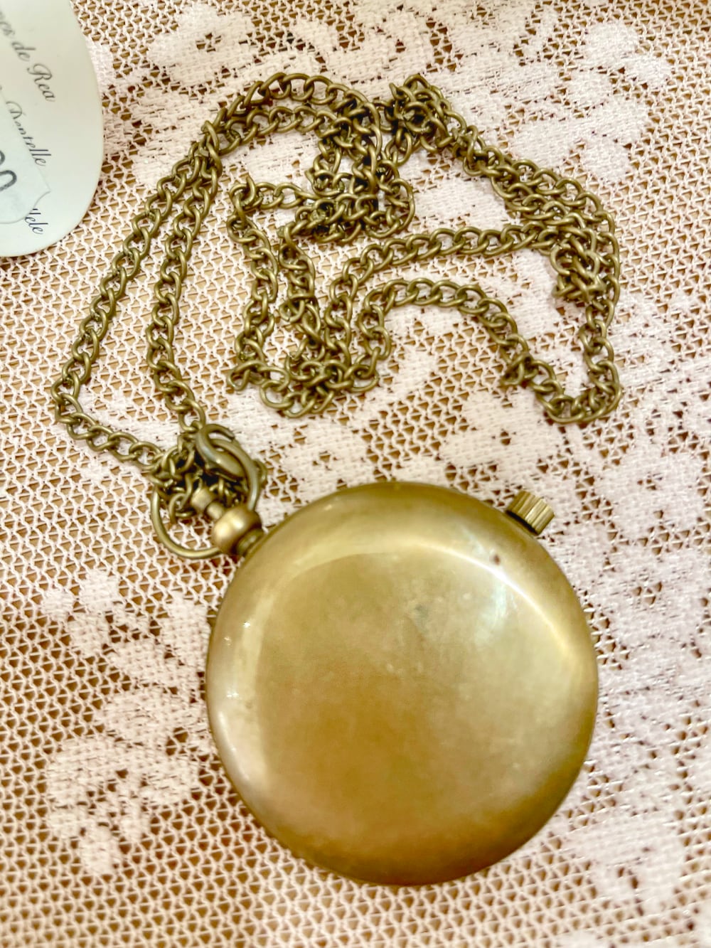 Montre de gousset vintage inspirée d'Alice au Pays des Merveilles avec chaîne bronze, accessoire féérique et romantique pour décoration de charme ou collection