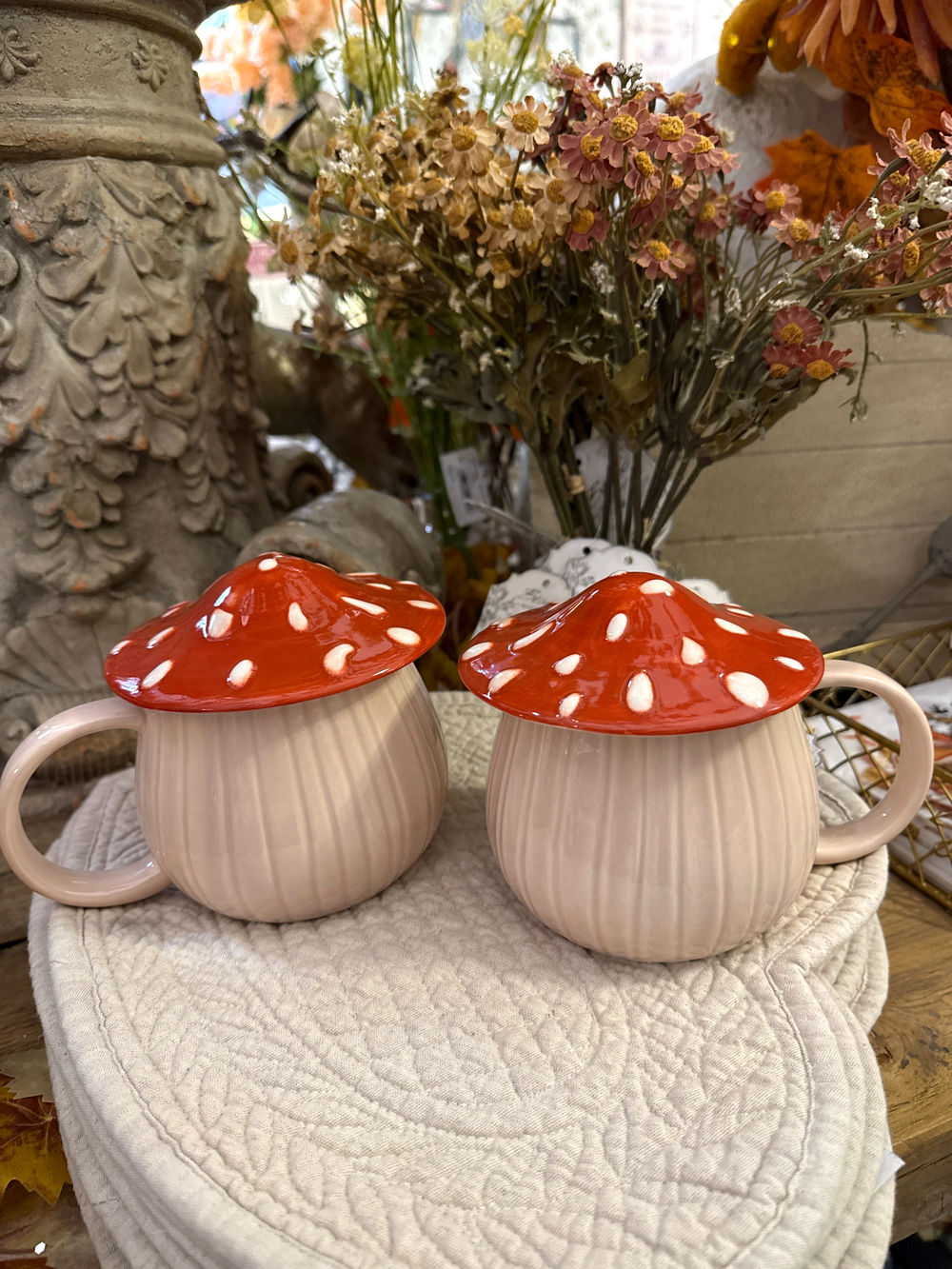 Mug en forme de champignon aux tons crème, rouge orangé et blanc avec couvercle, style cottage et décoration automnale pour cuisine de charme