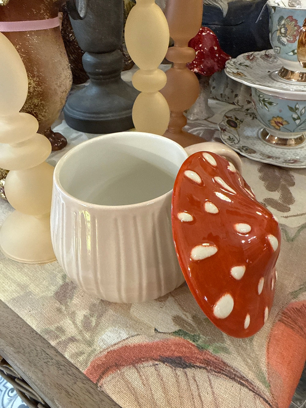 Mug en forme de champignon aux tons crème, rouge orangé et blanc avec couvercle, style cottage et décoration automnale pour cuisine de charme