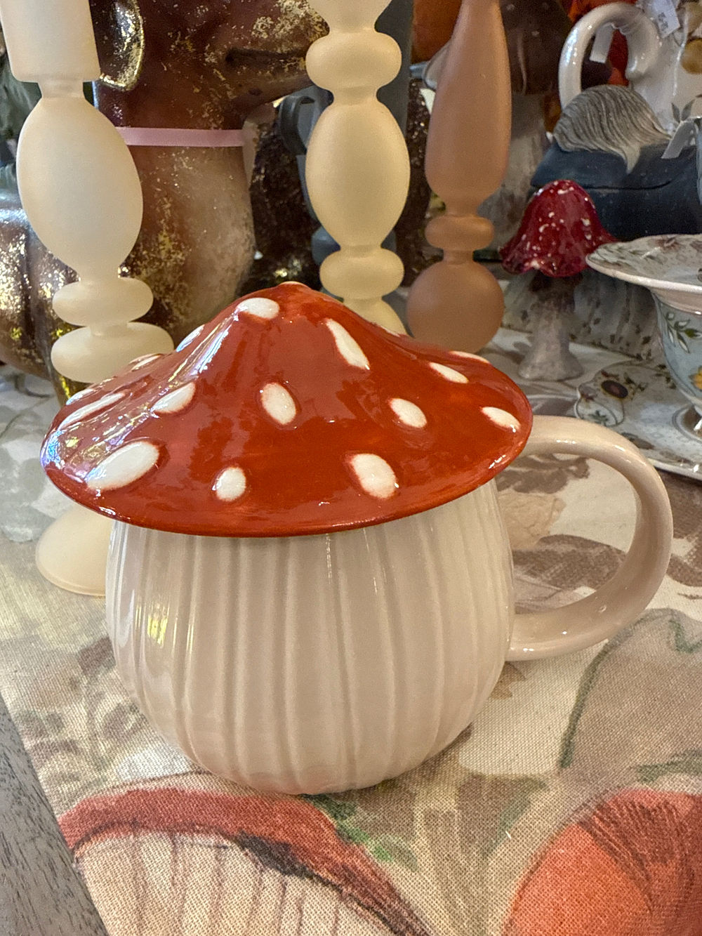 Mug en forme de champignon aux tons crème, rouge orangé et blanc avec couvercle, style cottage et décoration automnale pour cuisine de charme