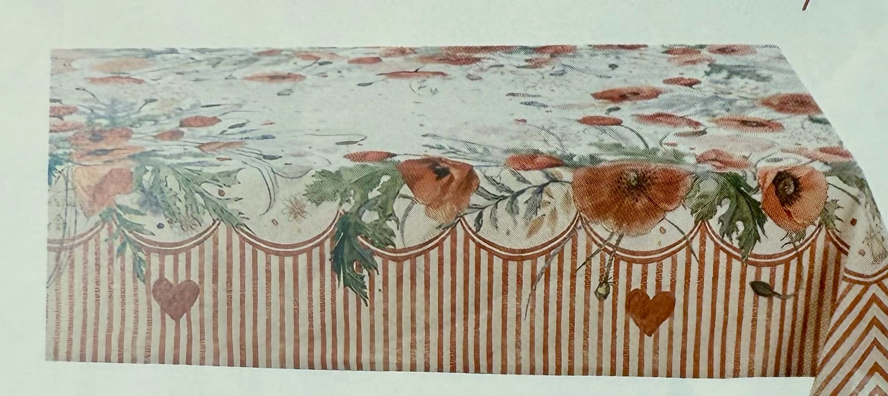 Nappe en coton décorée de grands coquelicots rouges et feuillages délicats, style campagne chic et décoration romantique pour une table chaleureuse