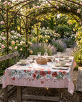 Nappe en coton décorée de grands coquelicots rouges et feuillages délicats, style campagne chic et décoration romantique pour une table chaleureuse