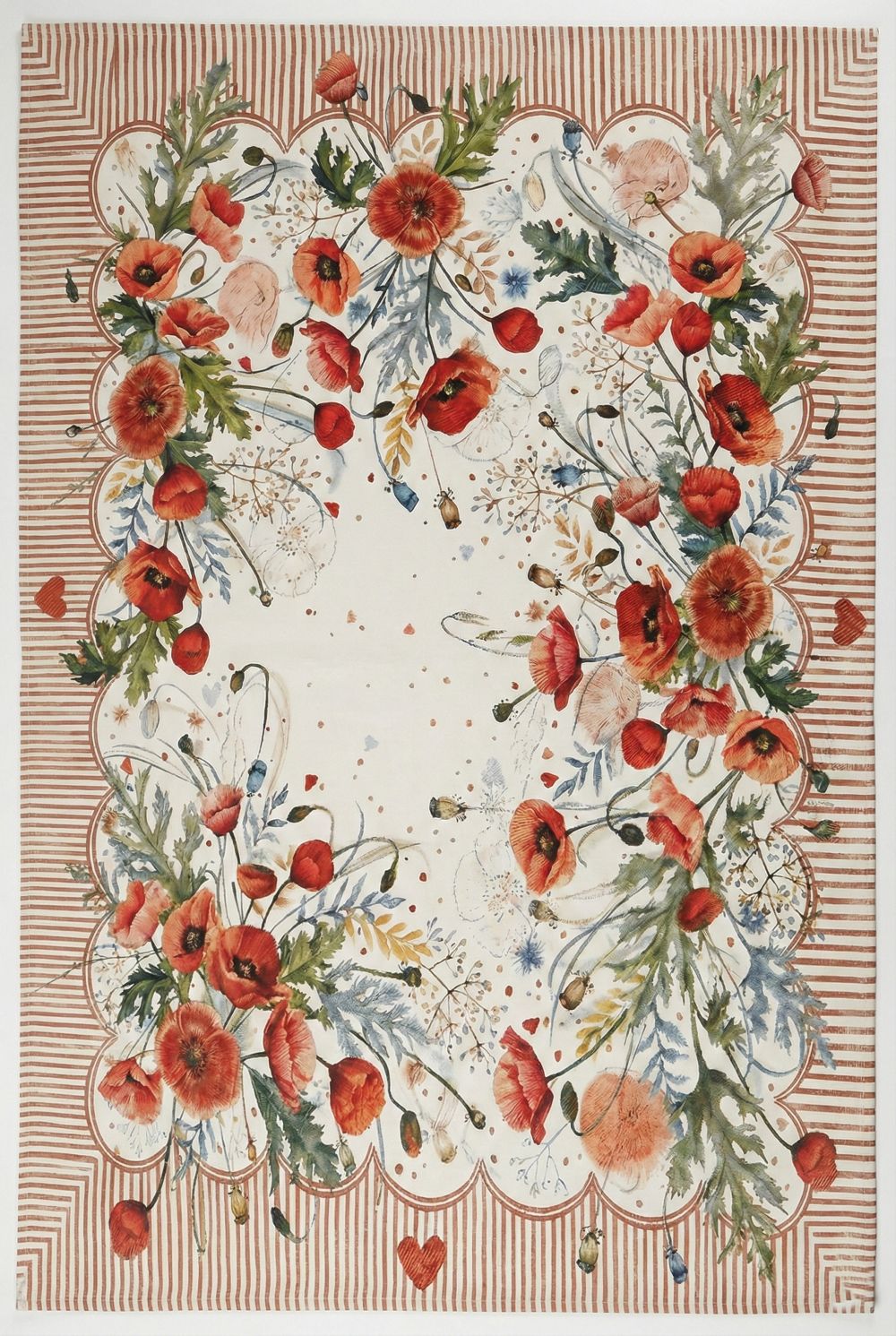 Nappe enduite Blanc Mariclò à motifs coquelicots rouges et verts sur fond écru, textile de table romantique au style shabby chic et campagne.