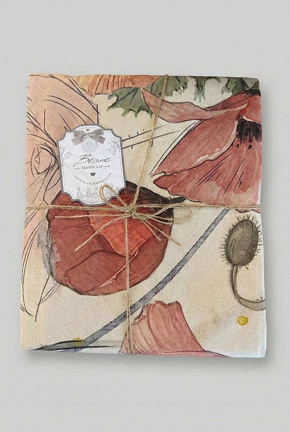 Nappe enduite Blanc Mariclò à motifs coquelicots rouges et verts sur fond écru, textile de table romantique au style shabby chic et campagne.