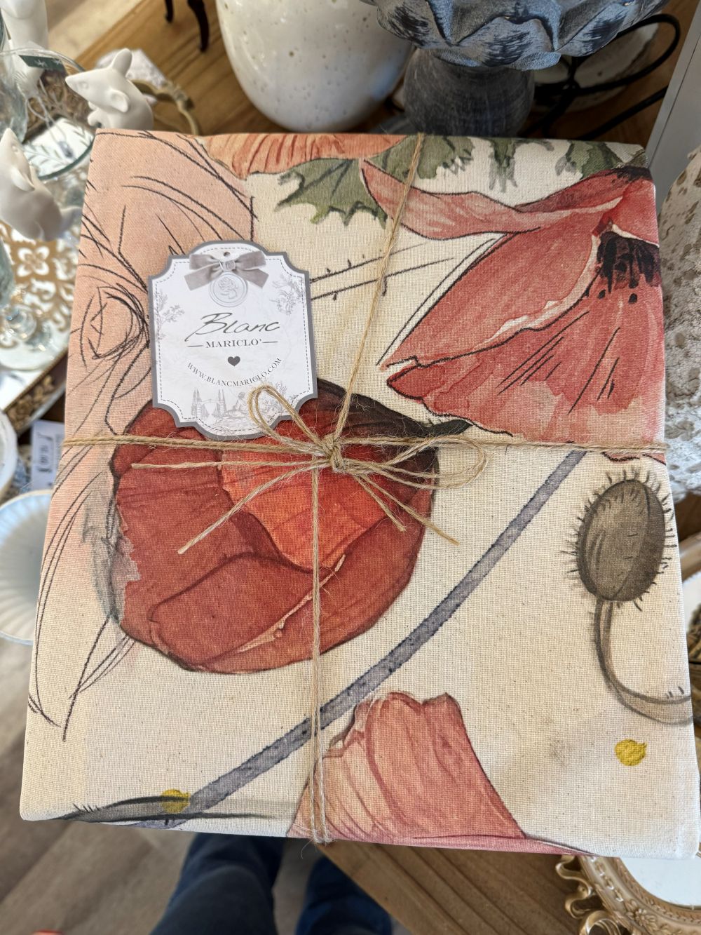 Nappe enduite Blanc Mariclò à motifs coquelicots rouges et verts sur fond écru, textile de table romantique au style shabby chic et campagne.