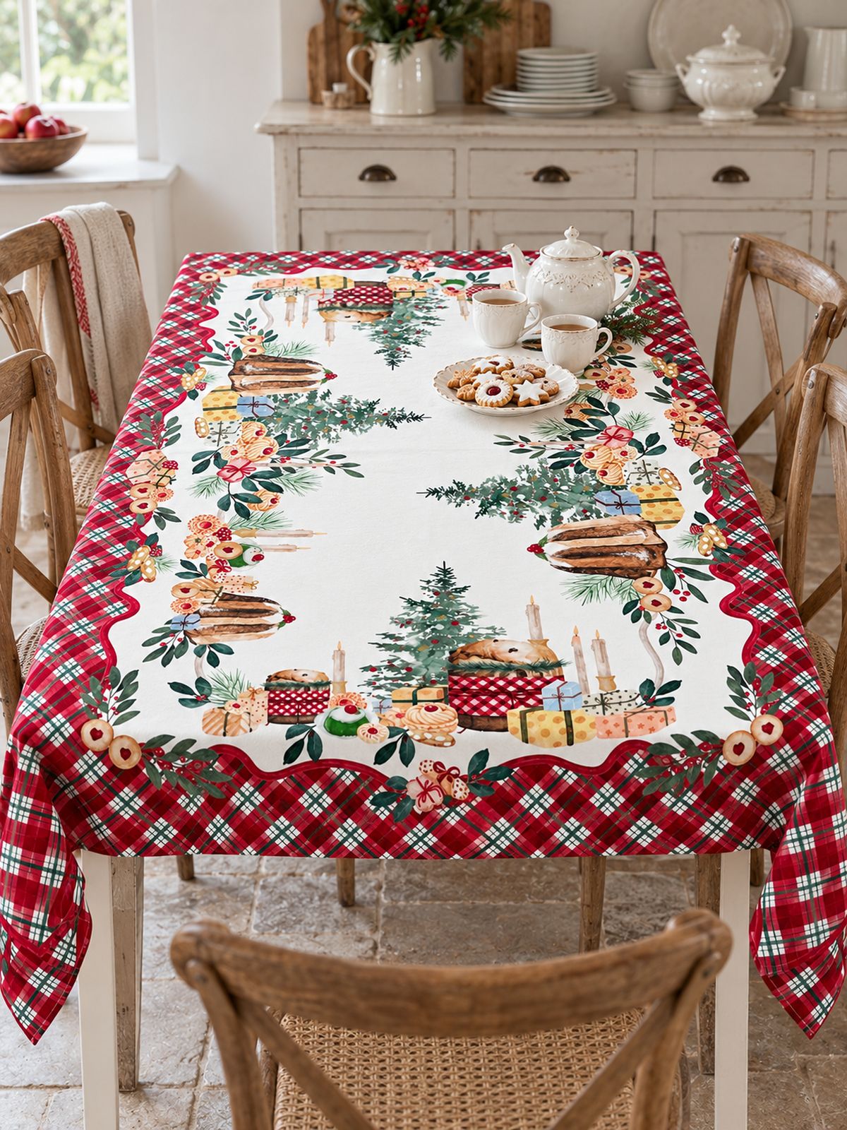 Nappe Gourmandises de Noël sur une table de cuisine de campagne, accompagnée d’une théière blanche, de deux tasses et de biscuits.