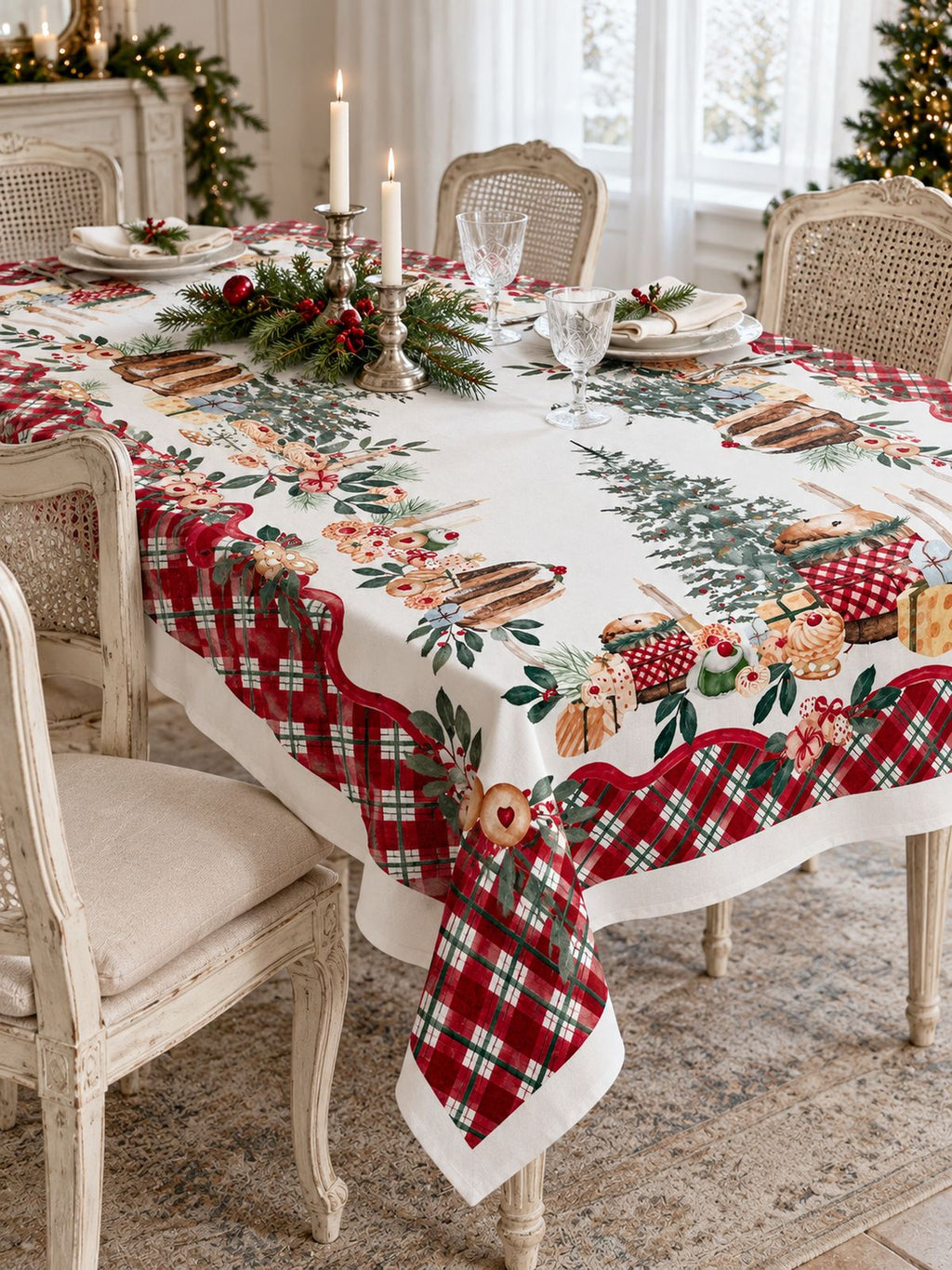 Nappe Gourmandises de Noël sur une table de fête avec vaisselle blanche, verres à pied et bougeoirs argentés.