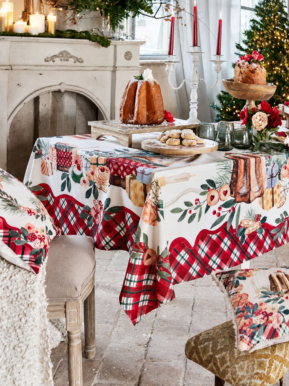 Nappe Gourmandises de Noël sur une table décorée de pâtisseries, avec bordure écossaise rouge et verte.