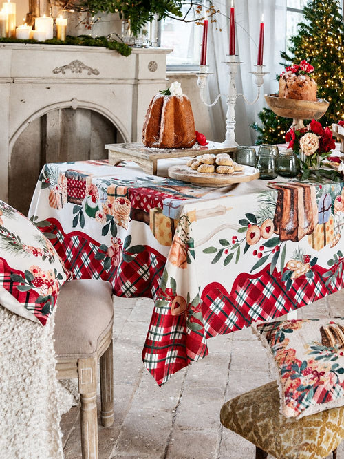 Nappe Gourmandises de Noël sur une table décorée de pâtisseries, avec bordure écossaise rouge et verte.