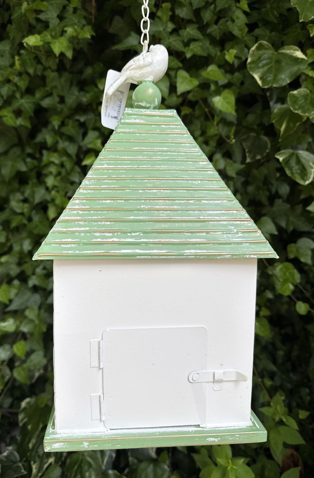 Nichoir décoratif suspendu en métal peint avec motifs de fleurs, oiseaux et papillons, toit vert et finition shabby chic, hauteur totale 73 cm