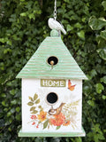 Nichoir décoratif suspendu en métal peint avec motifs de fleurs, oiseaux et papillons, toit vert et finition shabby chic, hauteur totale 73 cm