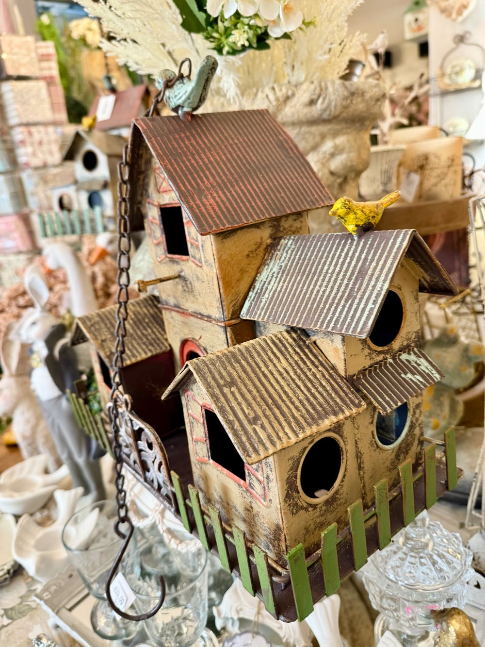 Nichoir suspendu vintage en métal patiné pour décoration romantique de jardin style campagne chic