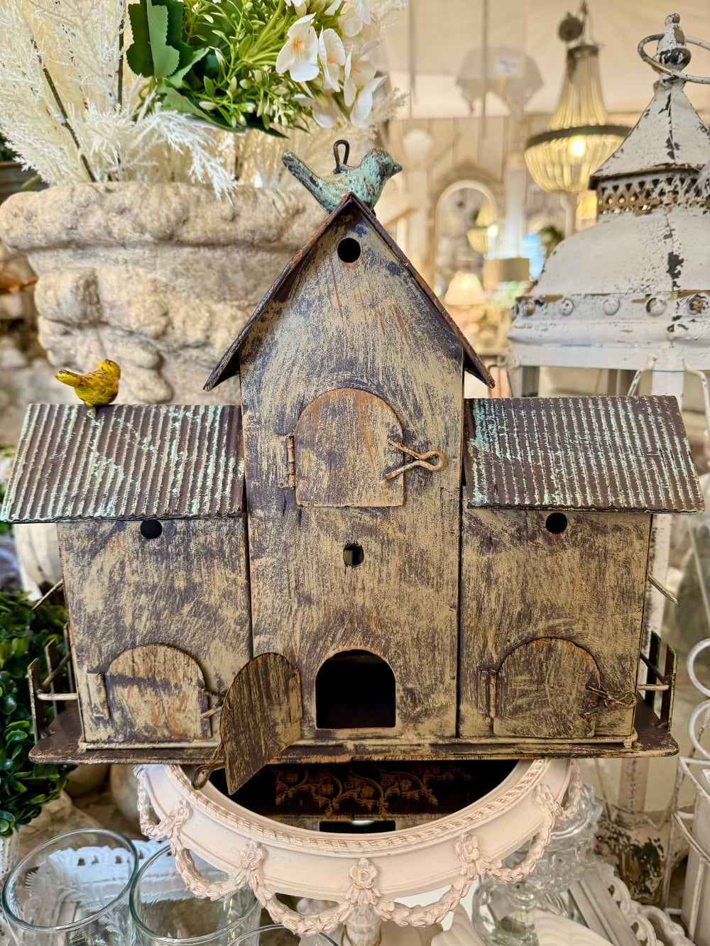 Nichoir suspendu vintage en métal patiné pour décoration romantique de jardin style campagne chic