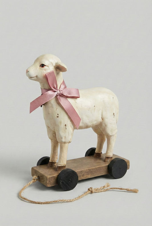 Objet décoratif ancien mouton blanc patiné avec ruban rose, monté sur roulettes, style shabby chic romantique et ambiance poétique