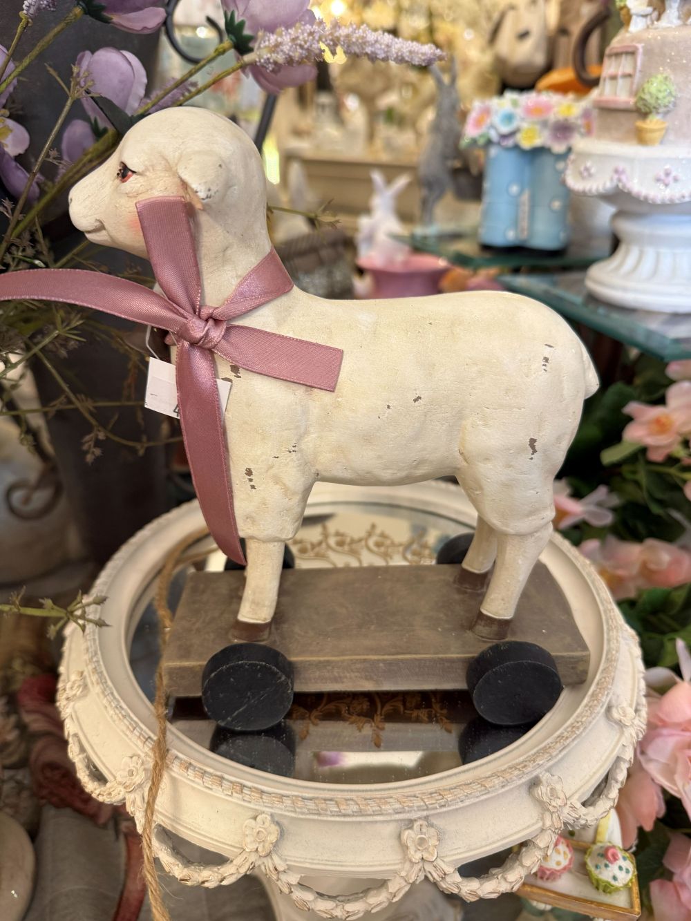 Objet décoratif ancien mouton blanc patiné avec ruban rose, monté sur roulettes, style shabby chic romantique et ambiance poétique