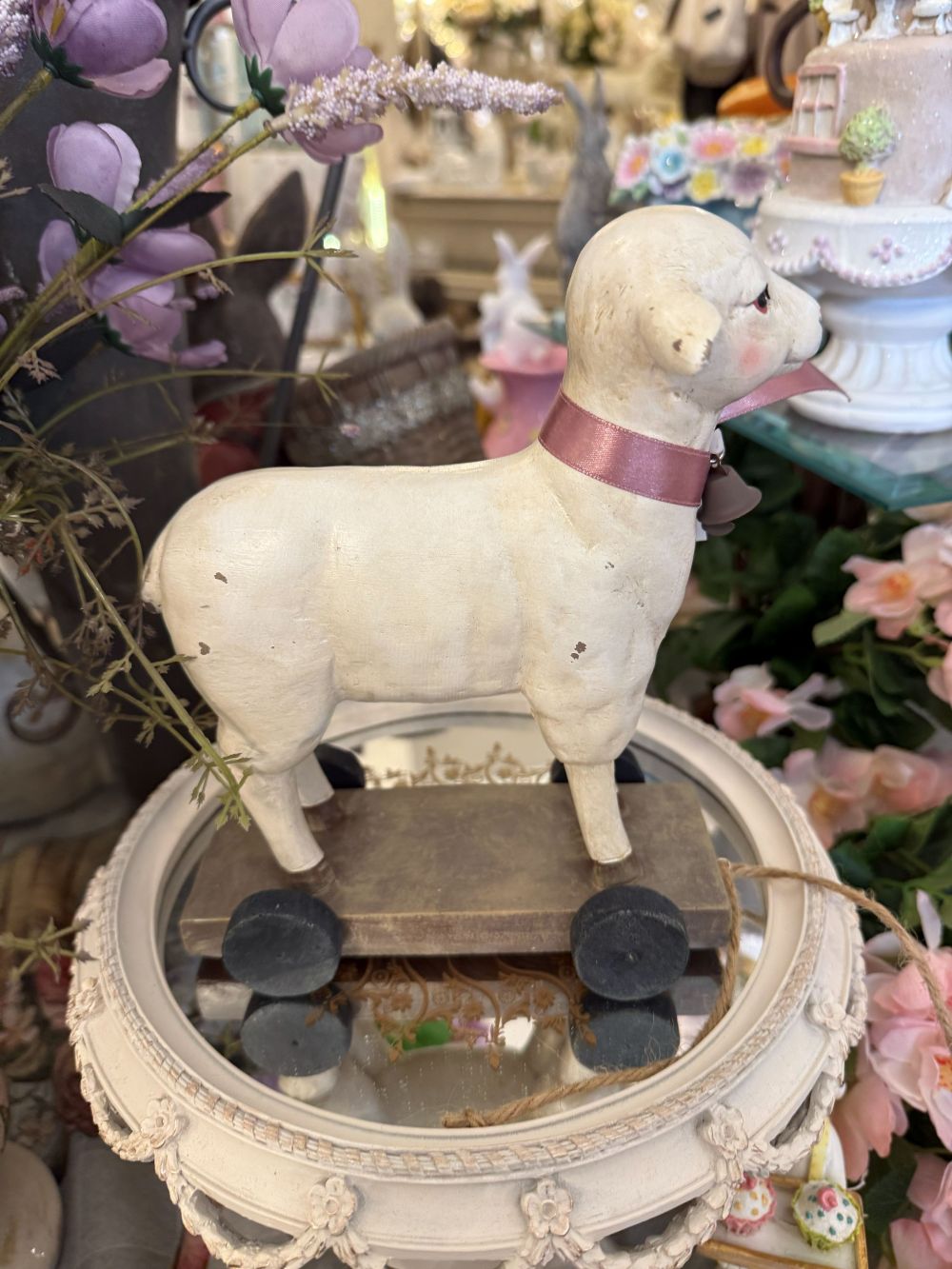 Objet décoratif ancien mouton blanc patiné avec ruban rose, monté sur roulettes, style shabby chic romantique et ambiance poétique