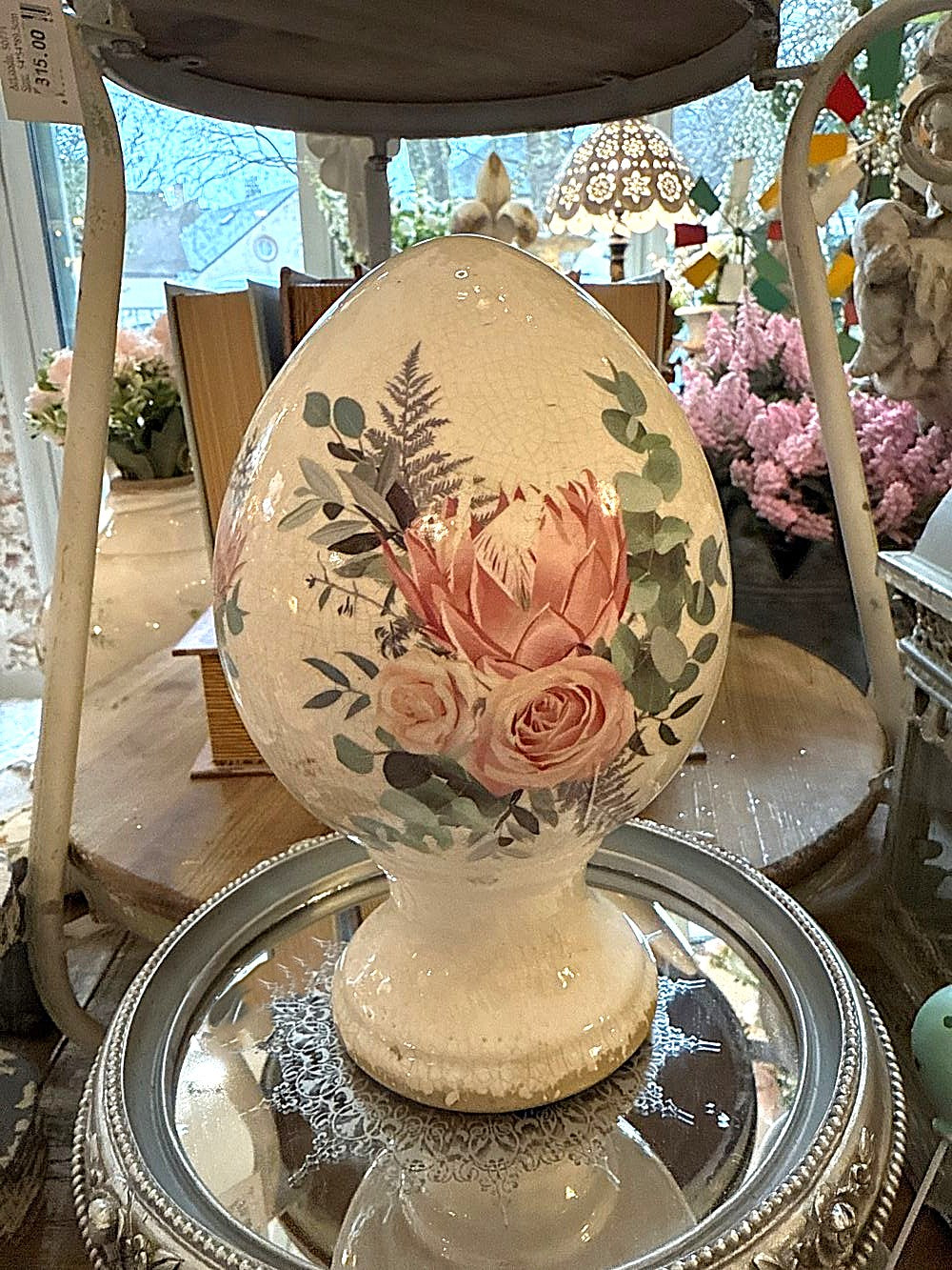 Œuf décoratif aux roses sur pied en terre cuite, blanc patiné avec fleurs roses et feuillage vert, style shabby chic et décoration romantique printanière