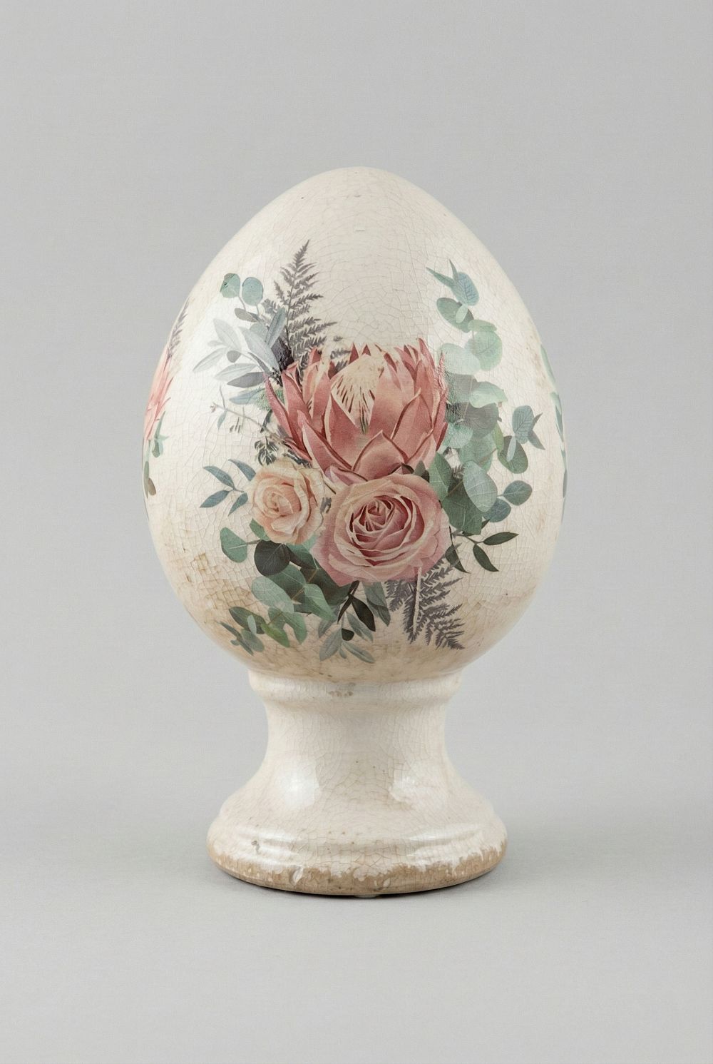 Œuf décoratif aux roses sur pied en terre cuite, blanc patiné avec fleurs roses et feuillage vert, style shabby chic et décoration romantique printanière