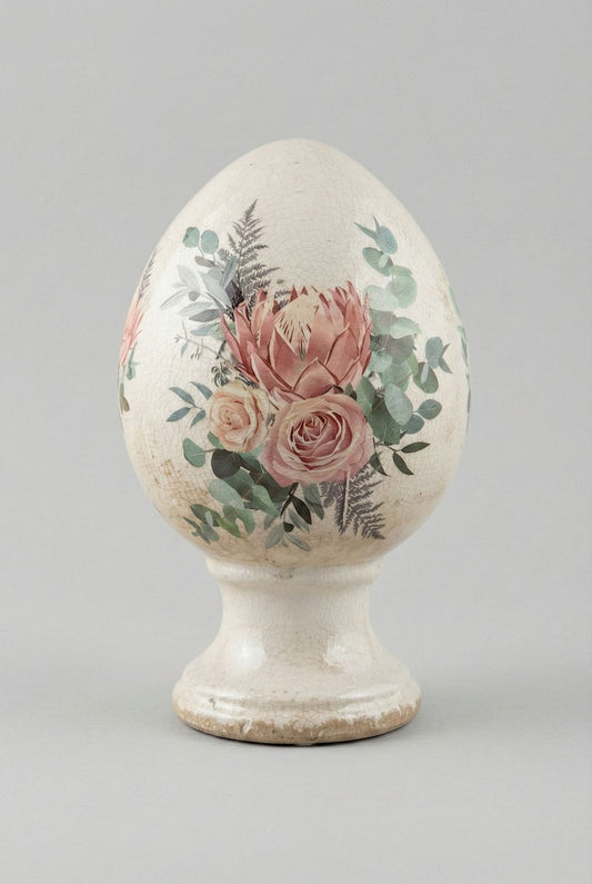 Œuf décoratif aux roses sur pied en terre cuite, blanc patiné avec fleurs roses et feuillage vert, style shabby chic et décoration romantique printanière