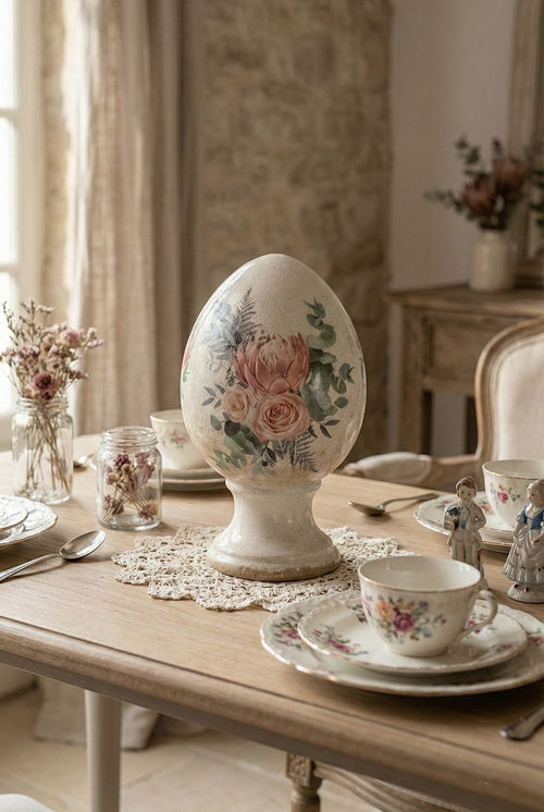 Œuf décoratif aux roses sur pied en terre cuite, blanc patiné avec fleurs roses et feuillage vert, style shabby chic et décoration romantique printanière