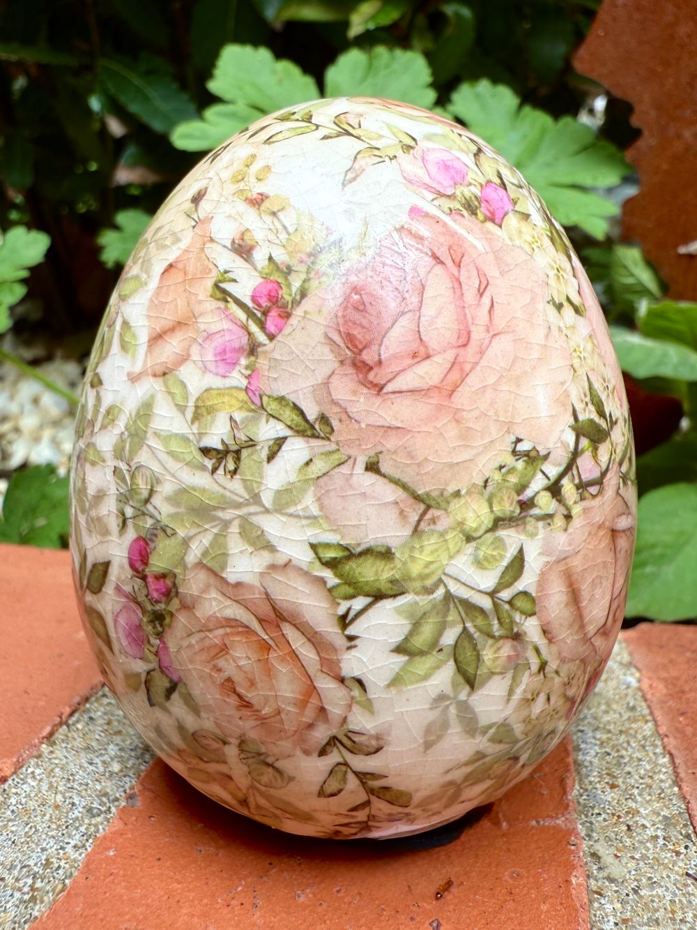 Œuf décoratif en céramique 9 cm, motif roses anglaises, tons rose poudré et vert, style romantique et shabby chic, finition craquelée brillante