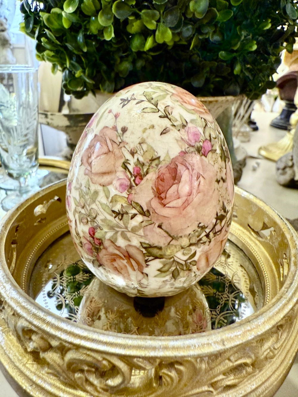 Œuf décoratif en céramique 9 cm, motif roses anglaises, tons rose poudré et vert, style romantique et shabby chic, finition craquelée brillante