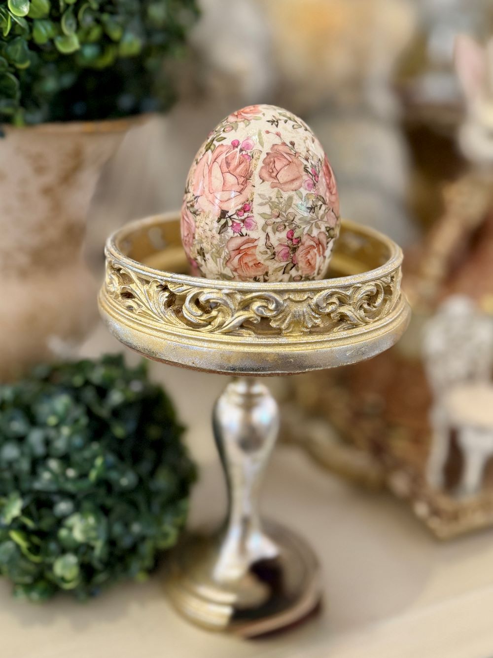 Œuf décoratif en céramique 9 cm, motif roses anglaises, tons rose poudré et vert, style romantique et shabby chic, finition craquelée brillante