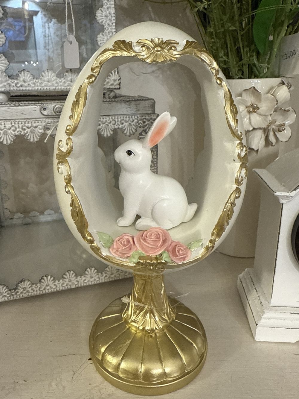 Œuf décoratif avec lapin blanc, roses roses et détails dorés, figurine romantique style shabby chic pour décoration poétique et féérique de Pâques