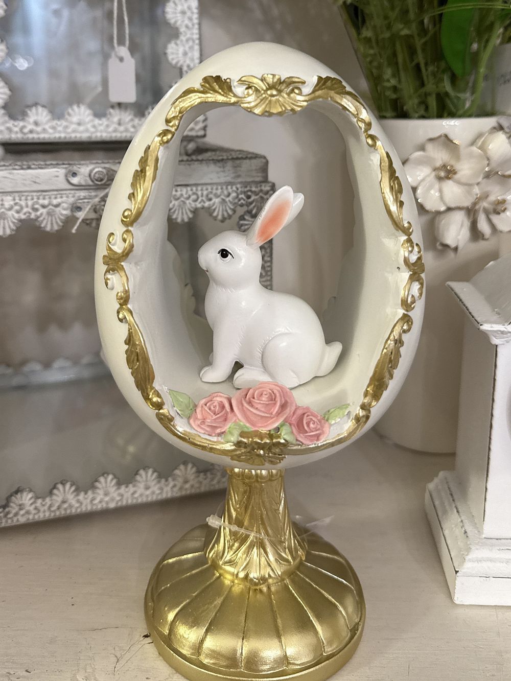 Œuf décoratif avec lapin blanc, roses roses et détails dorés, figurine romantique style shabby chic pour décoration poétique et féérique de Pâques
