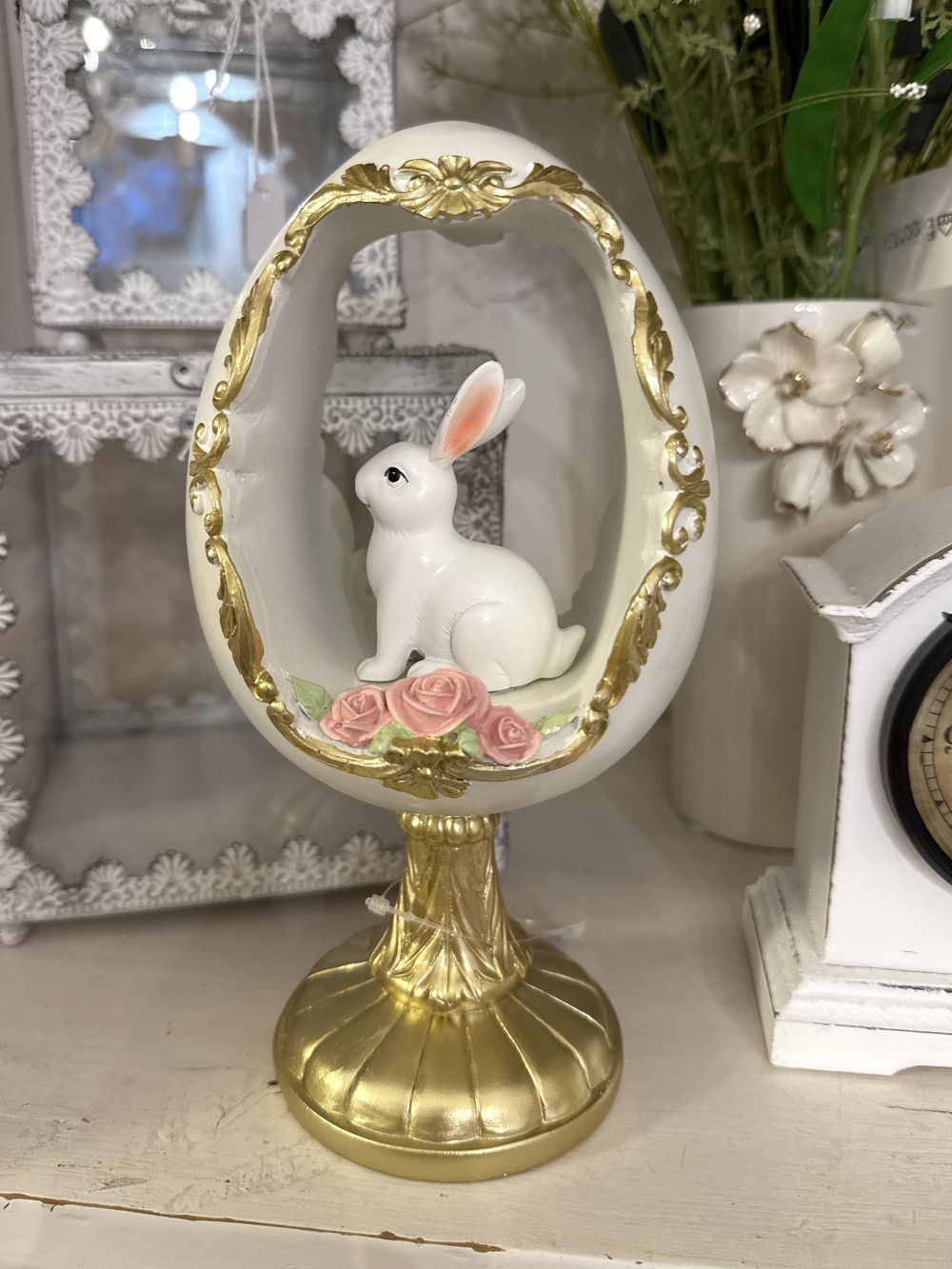 Œuf décoratif avec lapin blanc, roses roses et détails dorés, figurine romantique style shabby chic pour décoration poétique et féérique de Pâques