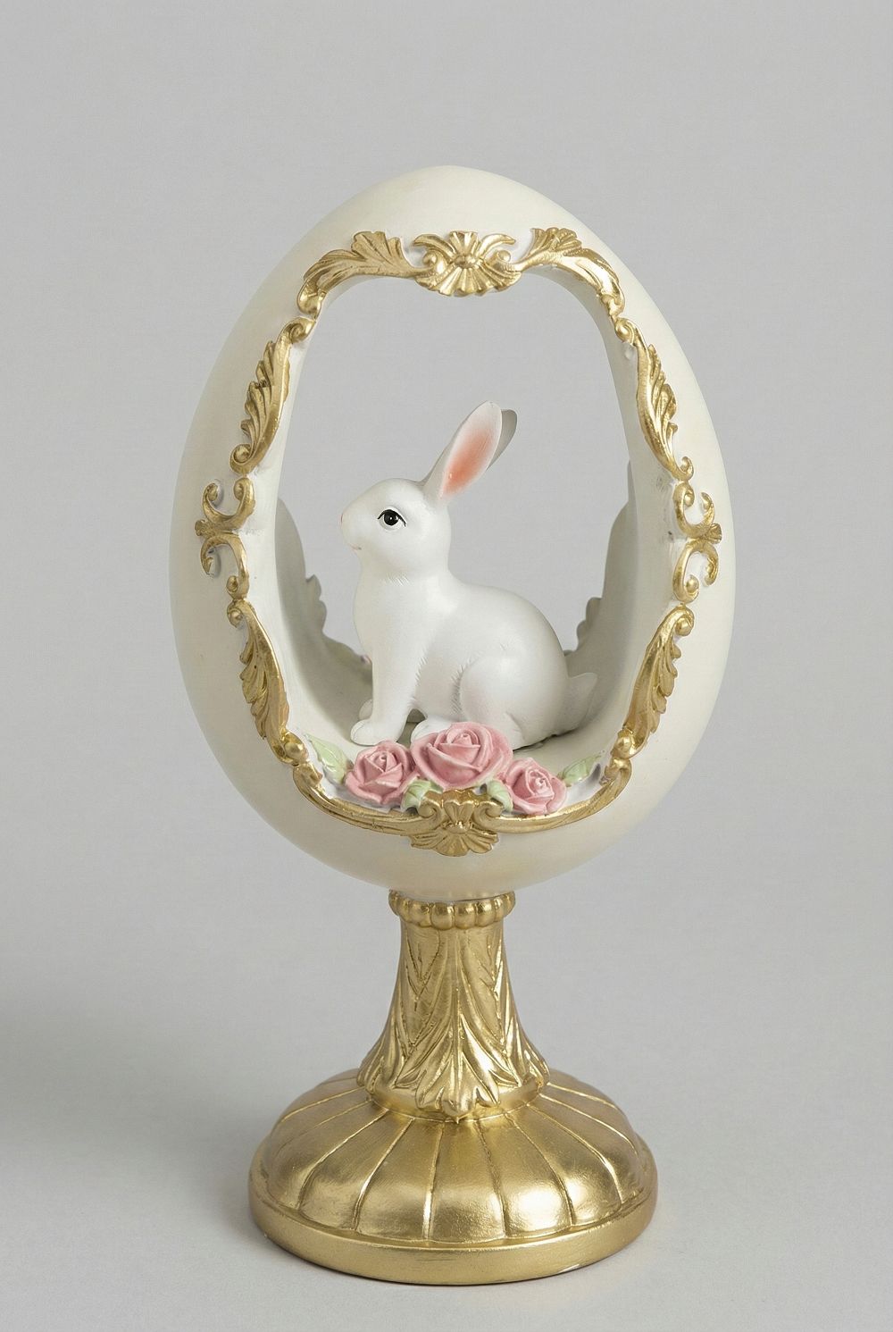 Œuf décoratif avec lapin blanc, roses roses et détails dorés, figurine romantique style shabby chic pour décoration poétique et féérique de Pâques