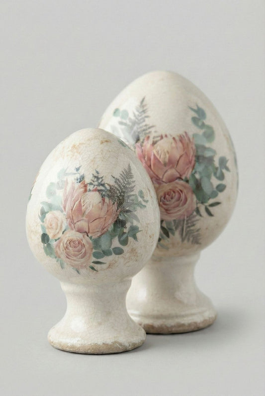 Œuf décoratif aux roses sur pied petit modèle 14 cm, décoration shabby chic romantique aux tons blancs et roses, ambiance poétique et de charme