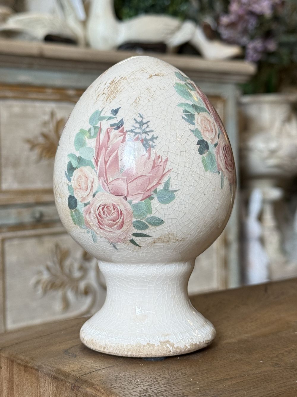 Œuf décoratif aux roses sur pied petit modèle 14 cm, décoration shabby chic romantique aux tons blancs et roses, ambiance poétique et de charme