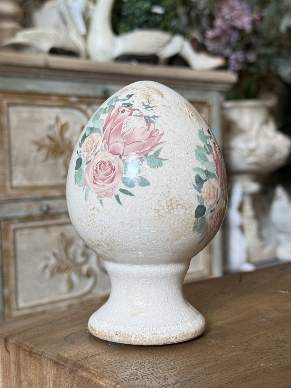 Œuf décoratif aux roses sur pied petit modèle 14 cm, décoration shabby chic romantique aux tons blancs et roses, ambiance poétique et de charme