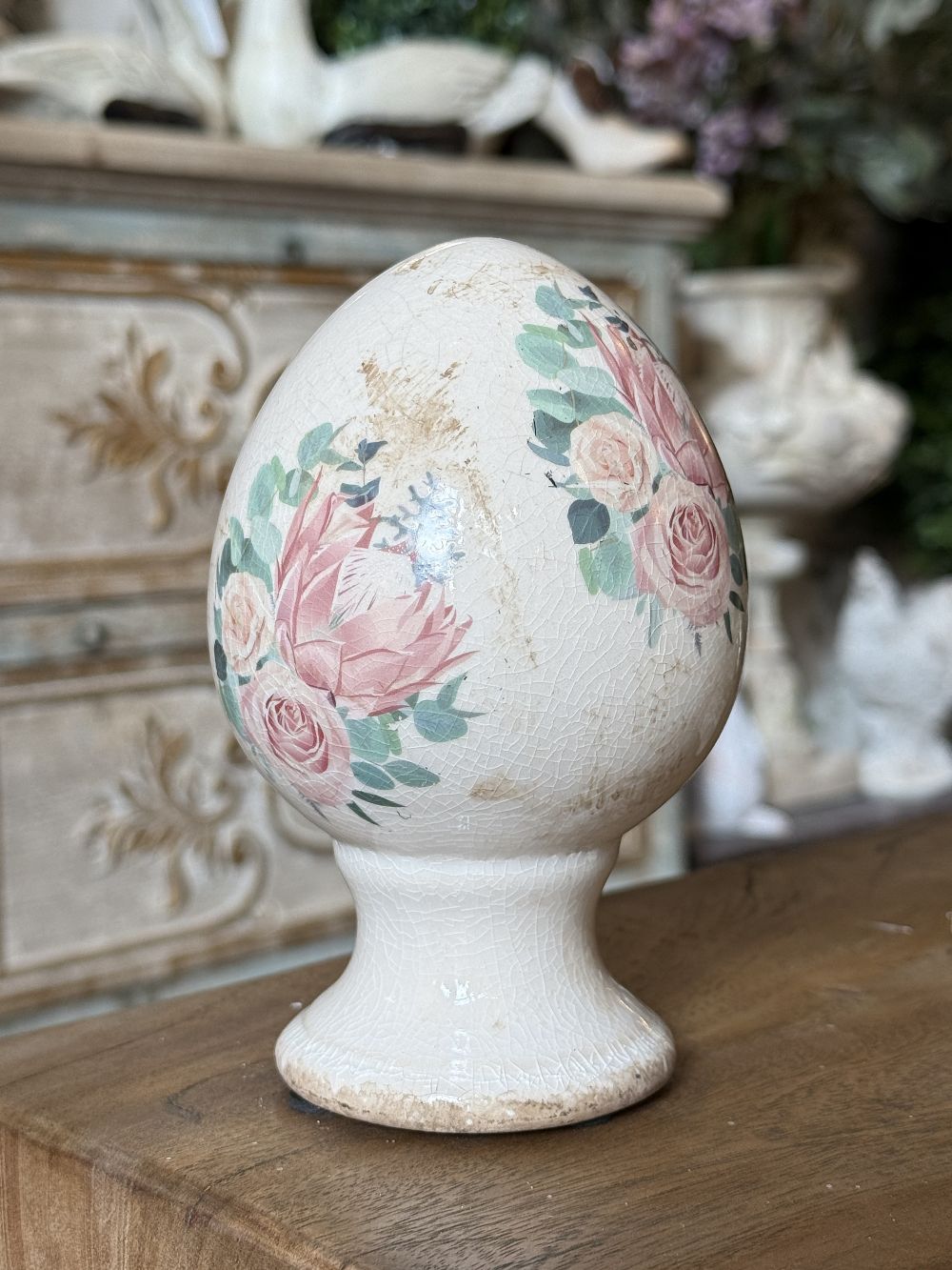 Œuf décoratif aux roses sur pied petit modèle 14 cm, décoration shabby chic romantique aux tons blancs et roses, ambiance poétique et de charme