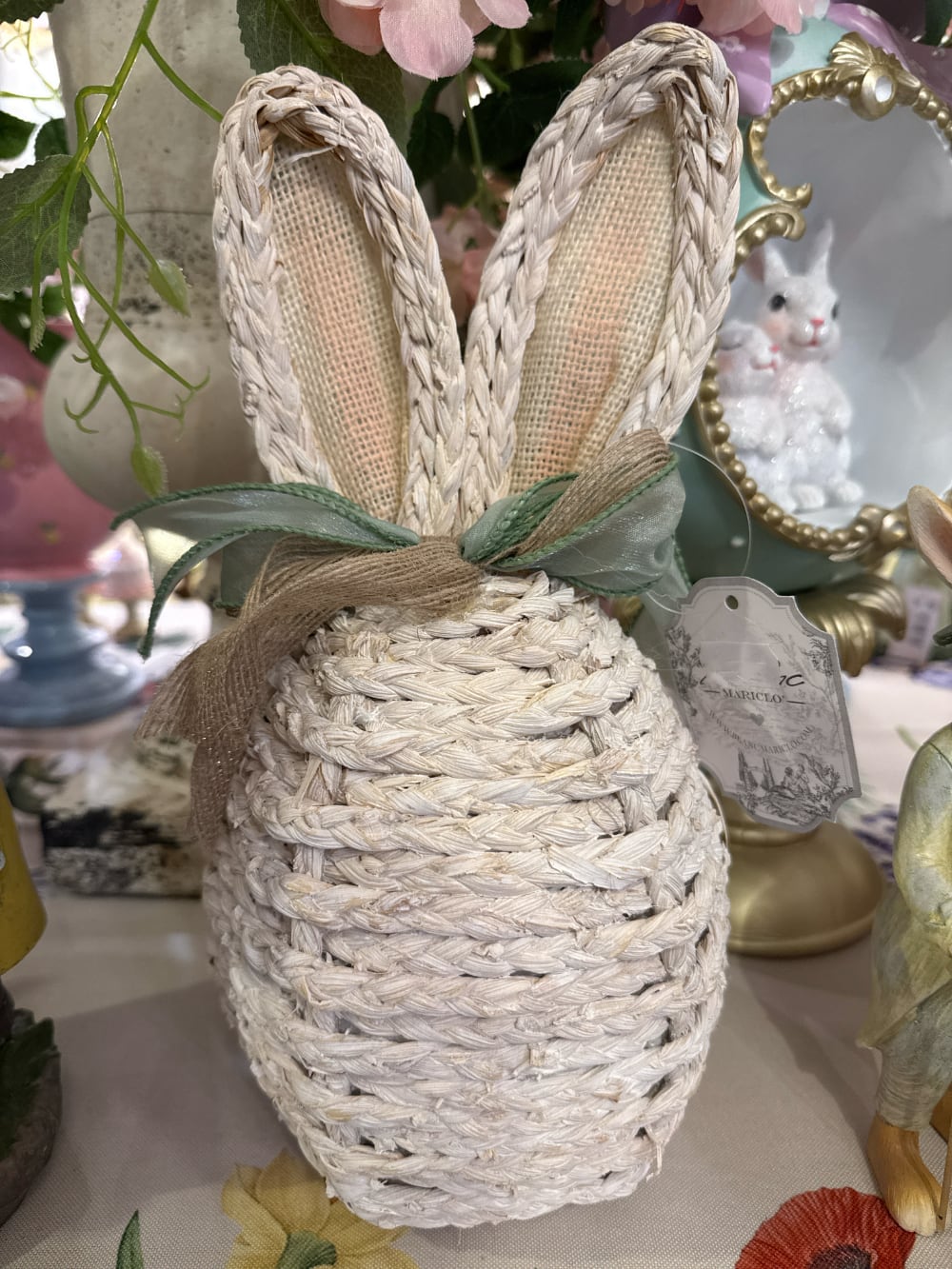 Œuf décoratif lapin en osier blanc avec oreilles tissu style shabby chic romantique décoration de Pâques ambiance charme campagne