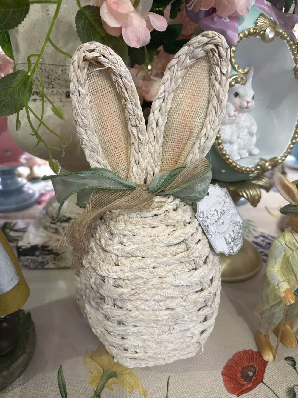 Œuf décoratif lapin en osier blanc avec oreilles tissu style shabby chic romantique décoration de Pâques ambiance charme campagne