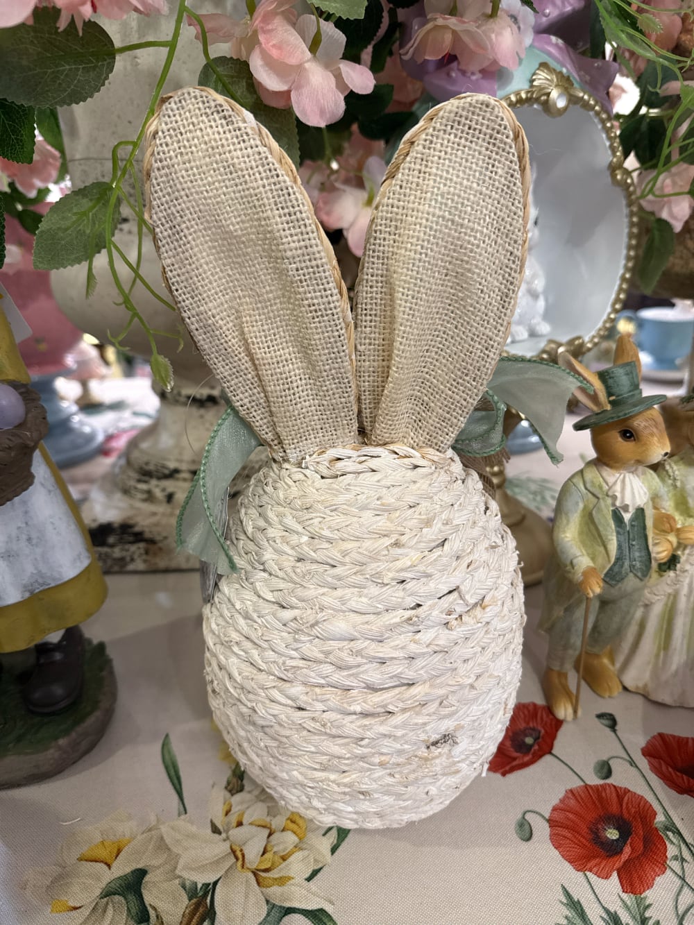 Œuf décoratif lapin en osier blanc avec oreilles tissu style shabby chic romantique décoration de Pâques ambiance charme campagne