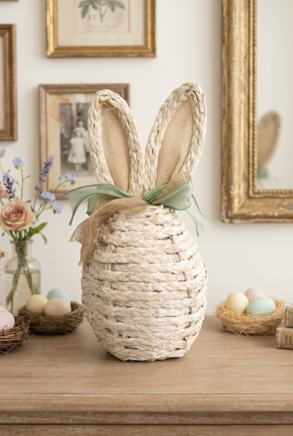 Œuf décoratif lapin en osier blanc avec oreilles tissu style shabby chic romantique décoration de Pâques ambiance charme campagne