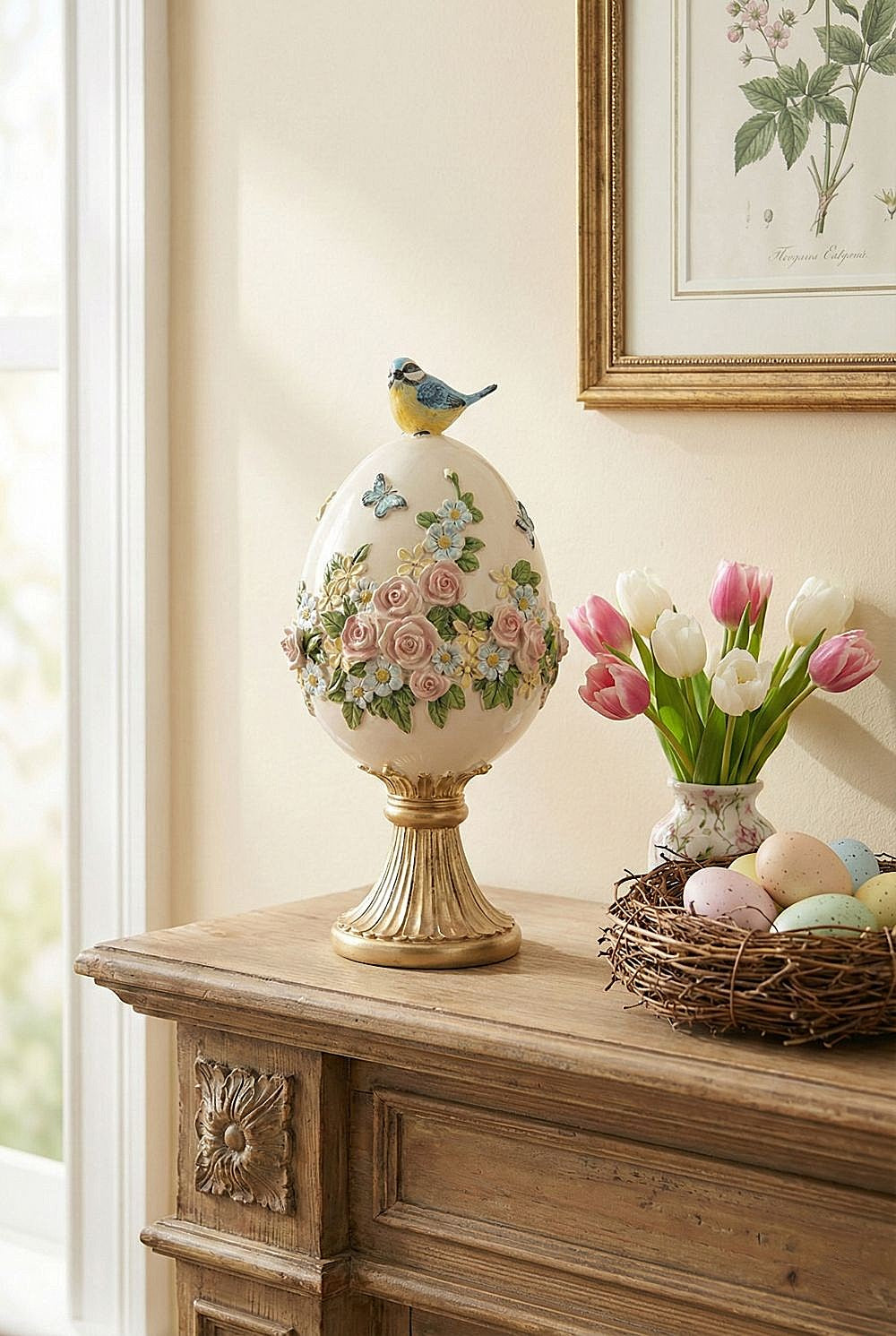 Œuf décoratif romantique blanc crème avec fleurs roses et bleues en relief, oiseau bleu sur le dessus et pied doré, décoration shabby chic et poétique.