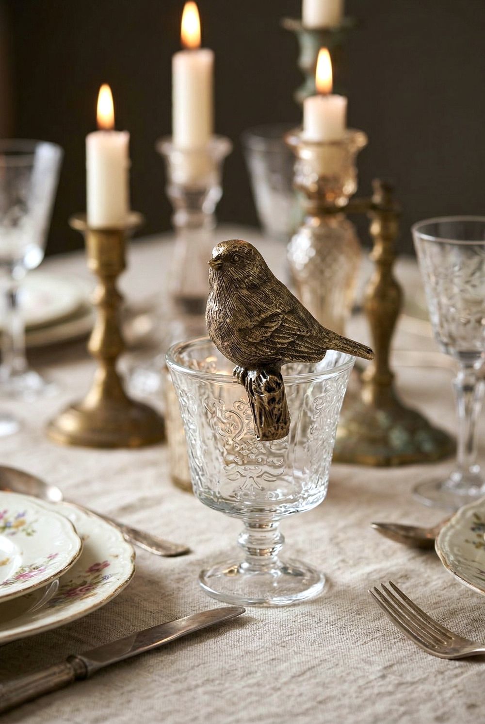Oiseau décoratif perché doré style shabby chic posé sur rebord de vase ambiance romantique et décoration de charme