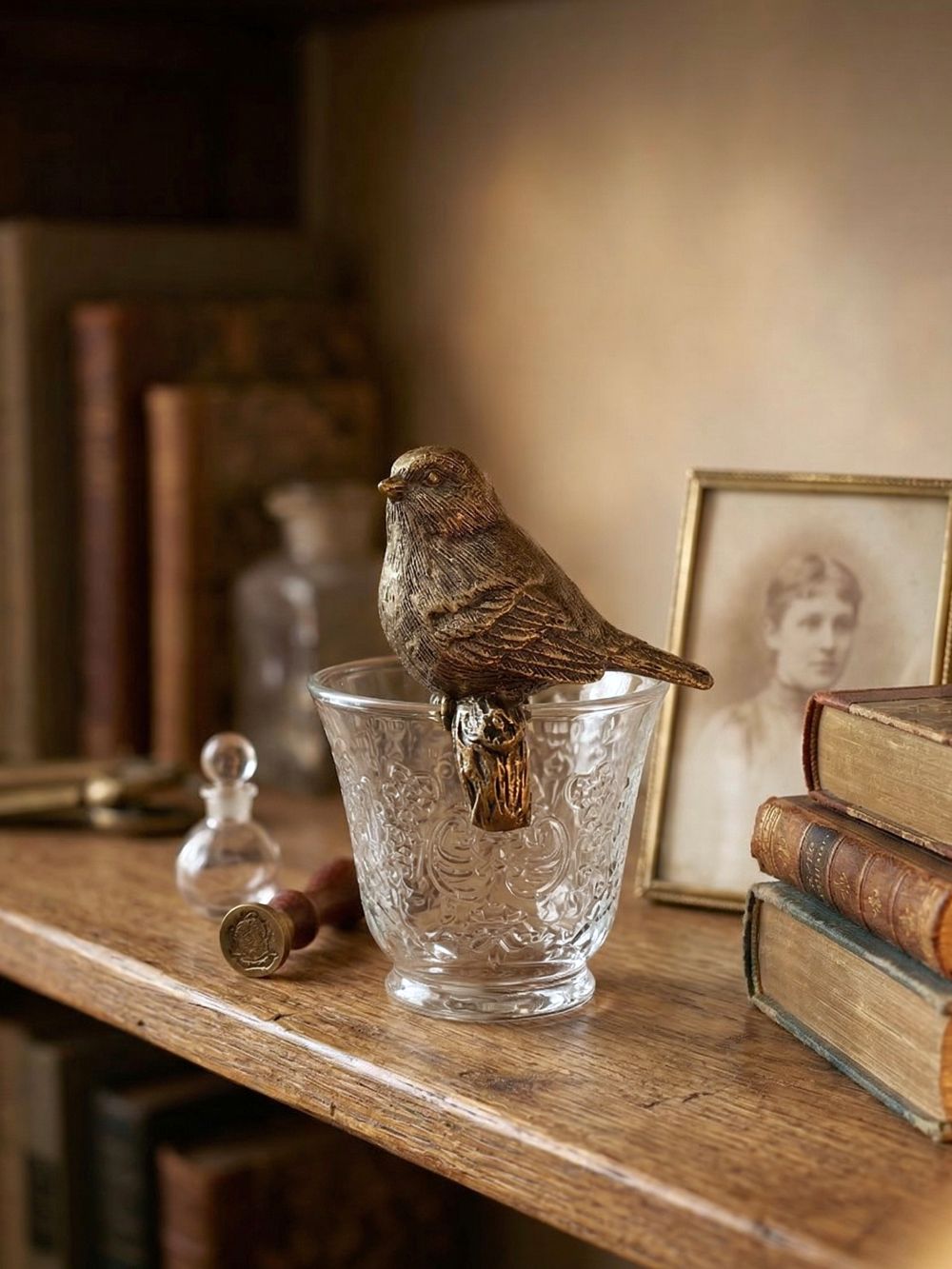 Oiseau décoratif perché doré style shabby chic posé sur rebord de vase ambiance romantique et décoration de charme