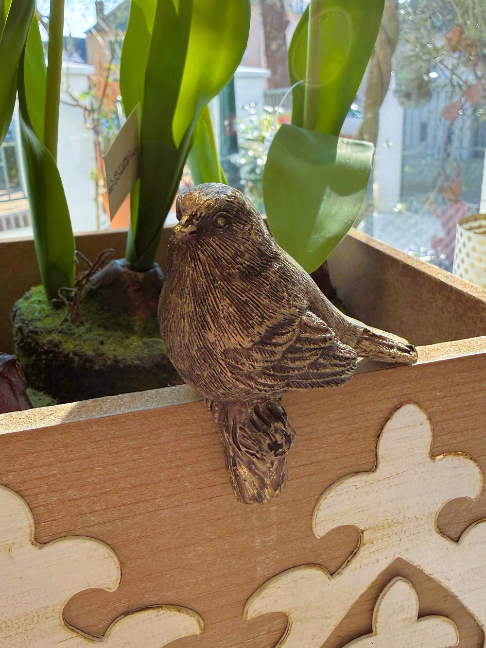 Oiseau décoratif perché doré style shabby chic posé sur rebord de vase ambiance romantique et décoration de charme