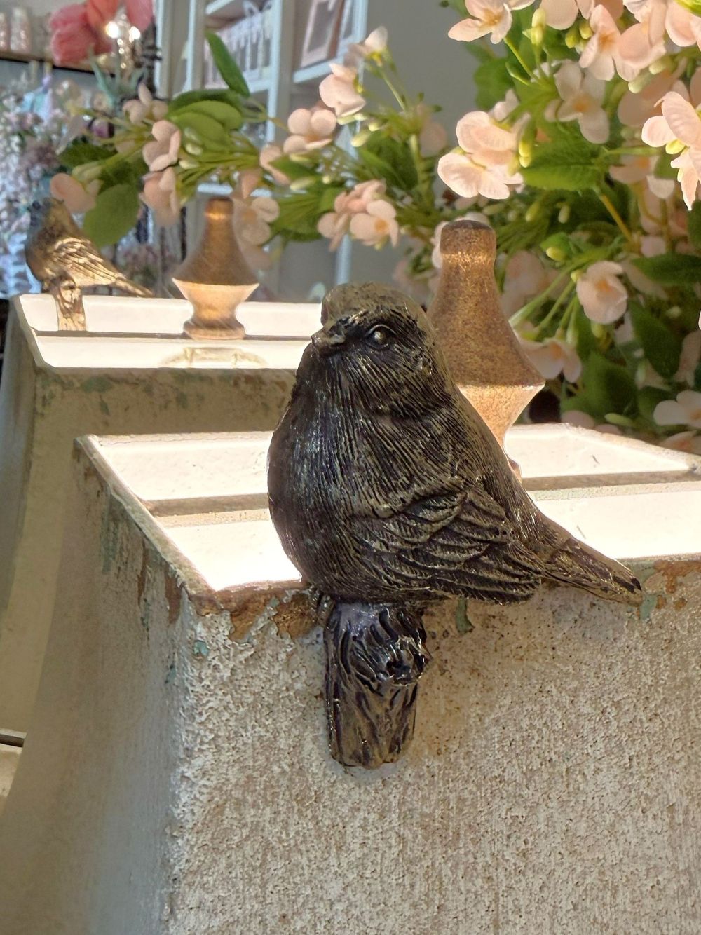 Oiseau décoratif perché doré style shabby chic posé sur rebord de vase ambiance romantique et décoration de charme