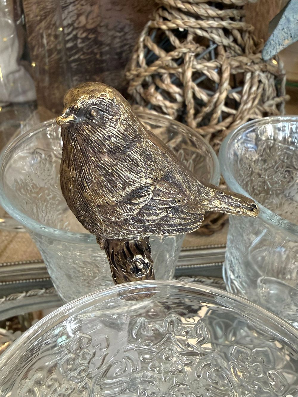 Oiseau décoratif perché doré style shabby chic posé sur rebord de vase ambiance romantique et décoration de charme