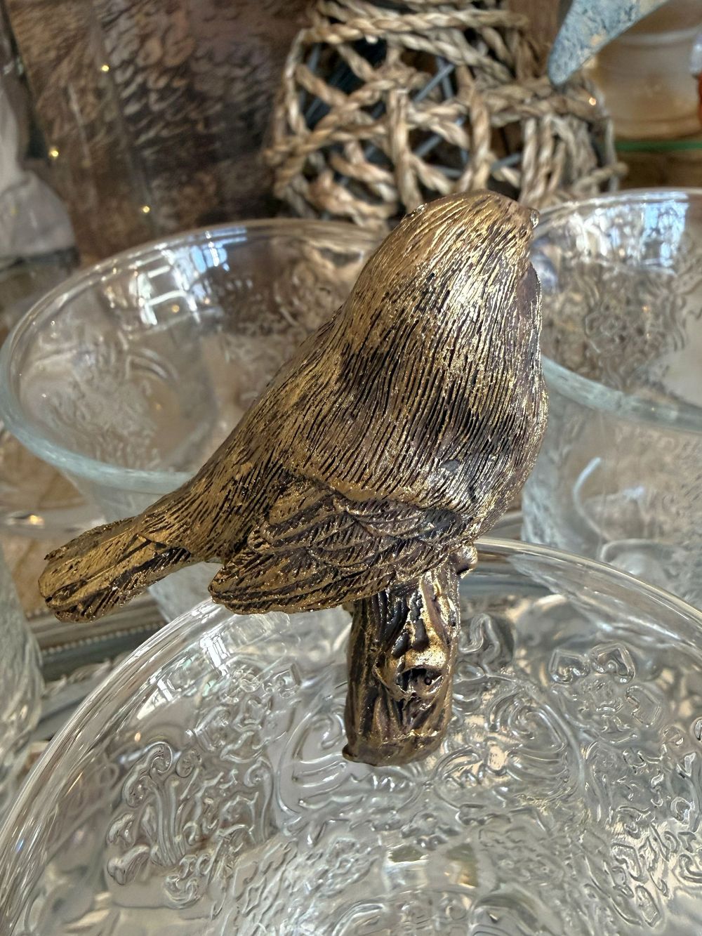 Oiseau décoratif perché doré style shabby chic posé sur rebord de vase ambiance romantique et décoration de charme